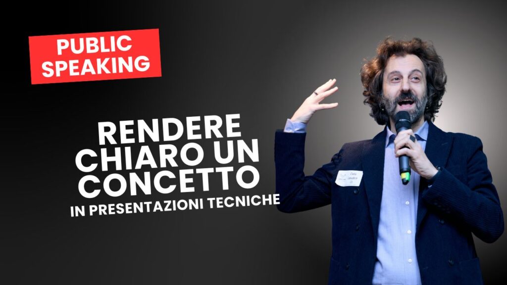 Carlo, con un microfono in mano, racconta di come poter spiegare concetti complessi in modo semplice.