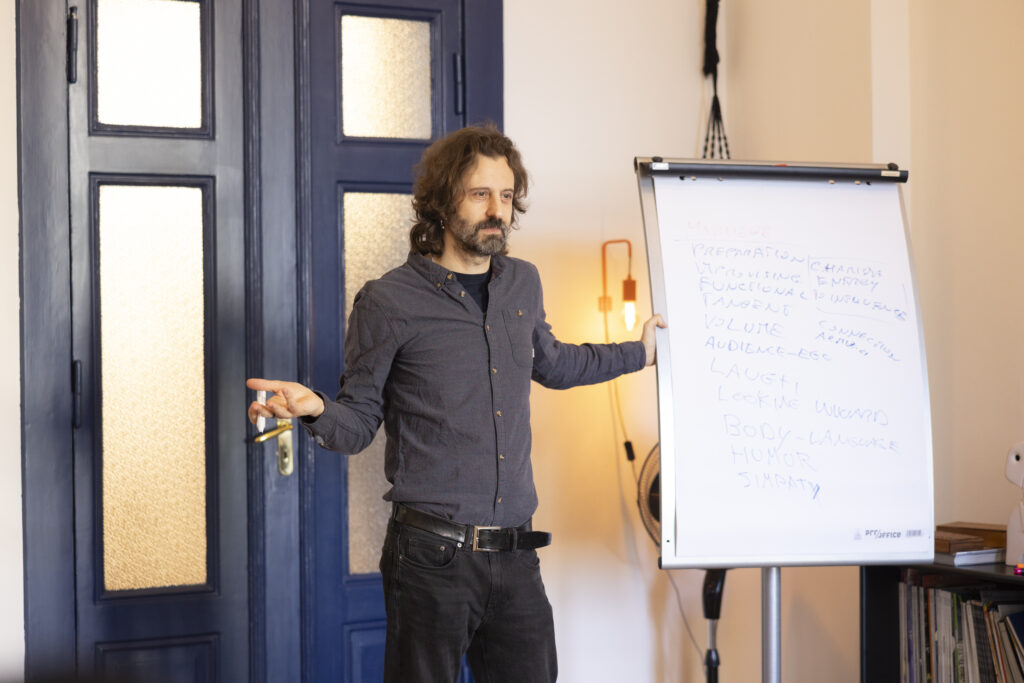 Carlo, alla lavagna, spiega concetti di comunicazione