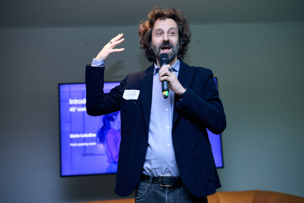 Carlo è speaker ad un evento a Berlino