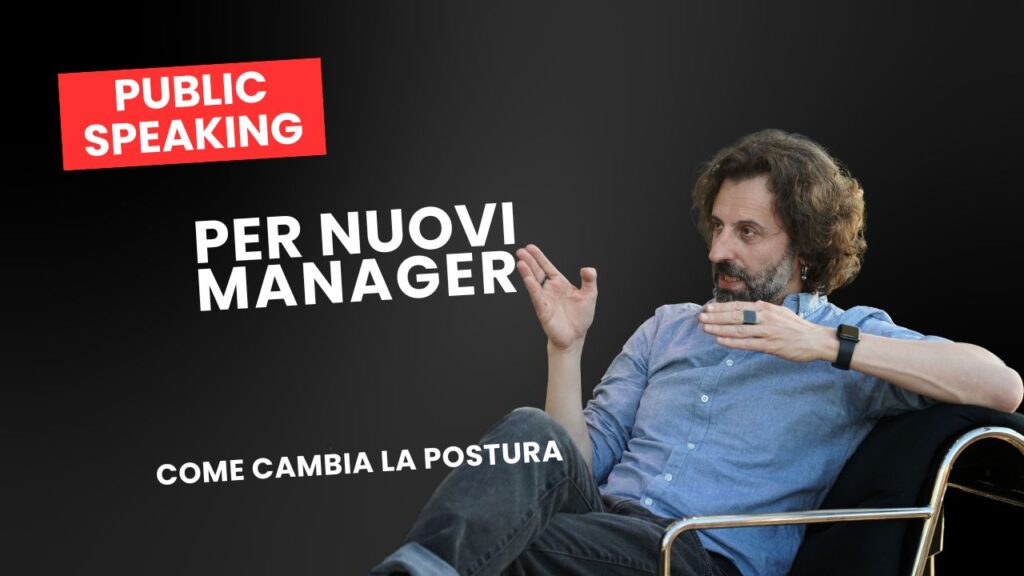 public speaking per nuovi manager e postura quando cambia il ruolo, immagine Carlo Loiudice seduto con mano alzata su sfondo nero con titolo articolo