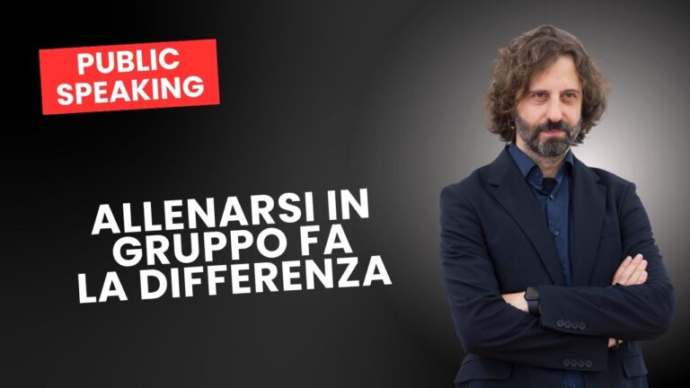 Foto di Carlo Loiudice su sfondo nero sfumato con braccia conserte, insegnamento public speaking in gruppo